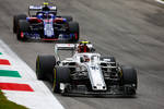 Foto zur News: Charles Leclerc (Sauber) und Pierre Gasly (Toro Rosso)
