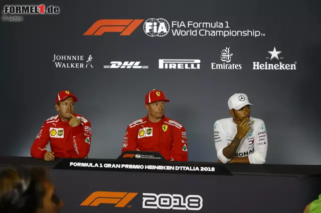 Foto zur News: Sebastian Vettel (Ferrari), Kimi Räikkönen (Ferrari) und Lewis Hamilton (Mercedes)