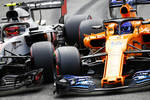 Foto zur News: Kevin Magnussen (Haas) und Fernando Alonso (McLaren)