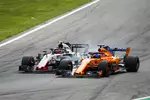 Foto zur News: Kevin Magnussen (Haas) und Fernando Alonso (McLaren)