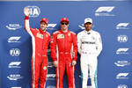 Foto zur News: Kimi Räikkönen (Ferrari), Sebastian Vettel (Ferrari) und Lewis Hamilton (Mercedes)