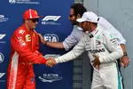 Foto zur News: Kimi Räikkönen (Ferrari) und Lewis Hamilton (Mercedes)