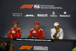 Foto zur News: Sebastian Vettel (Ferrari), Kimi Räikkönen (Ferrari) und Lewis Hamilton (Mercedes)