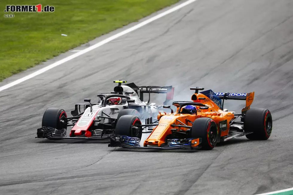 Foto zur News: Kevin Magnussen (Haas) und Fernando Alonso (McLaren)