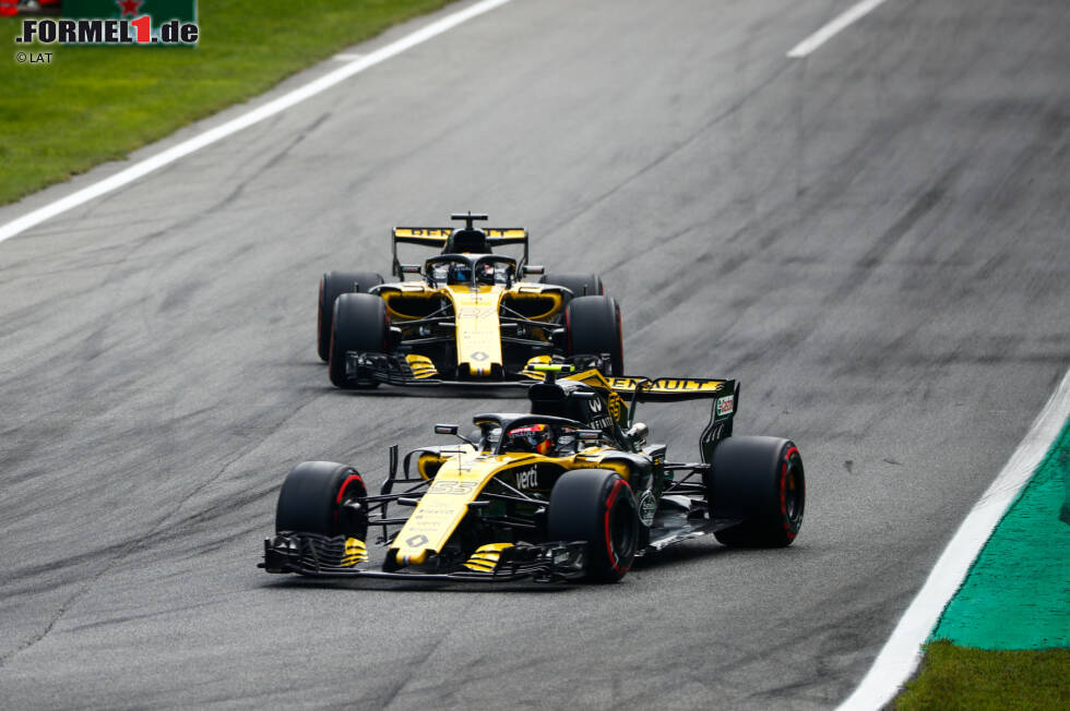 Foto zur News: Carlos Sainz (Renault) und Nico Hülkenberg (Renault)