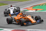 Foto zur News: Stoffel Vandoorne (McLaren) und Marcus Ericsson (Sauber)