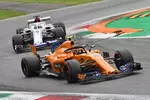 Foto zur News: Stoffel Vandoorne (McLaren) und Marcus Ericsson (Sauber)