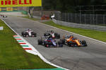 Foto zur News: Pierre Gasly (Toro Rosso) und Fernando Alonso (McLaren)