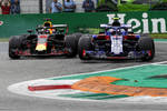 Foto zur News: Daniel Ricciardo (Red Bull) und Pierre Gasly (Toro Rosso)