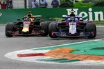 Foto zur News: Daniel Ricciardo (Red Bull) und Pierre Gasly (Toro Rosso)