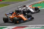 Foto zur News: Stoffel Vandoorne (McLaren) und Charles Leclerc (Sauber)