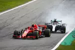 Foto zur News: Kimi Räikkönen (Ferrari) und Lewis Hamilton (Mercedes)