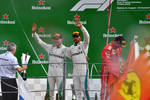 Foto zur News: Lewis Hamilton (Mercedes), Valtteri Bottas (Mercedes) und Kimi Räikkönen (Ferrari)