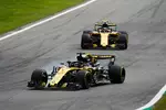 Foto zur News: Nico Hülkenberg (Renault) und Carlos Sainz (Renault)