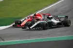 Foto zur News: Lewis Hamilton (Mercedes) und Kimi Räikkönen (Ferrari)