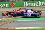 Foto zur News: Fernando Alonso (McLaren) und Pierre Gasly (Toro Rosso)