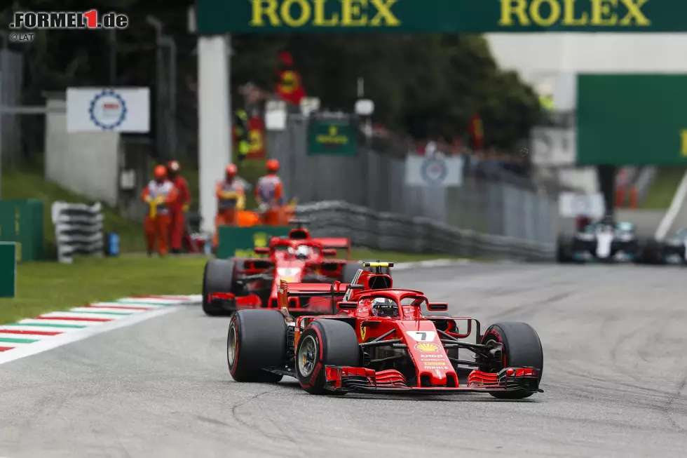 Foto zur News: Kimi Räikkönen (Ferrari) und Sebastian Vettel (Ferrari)