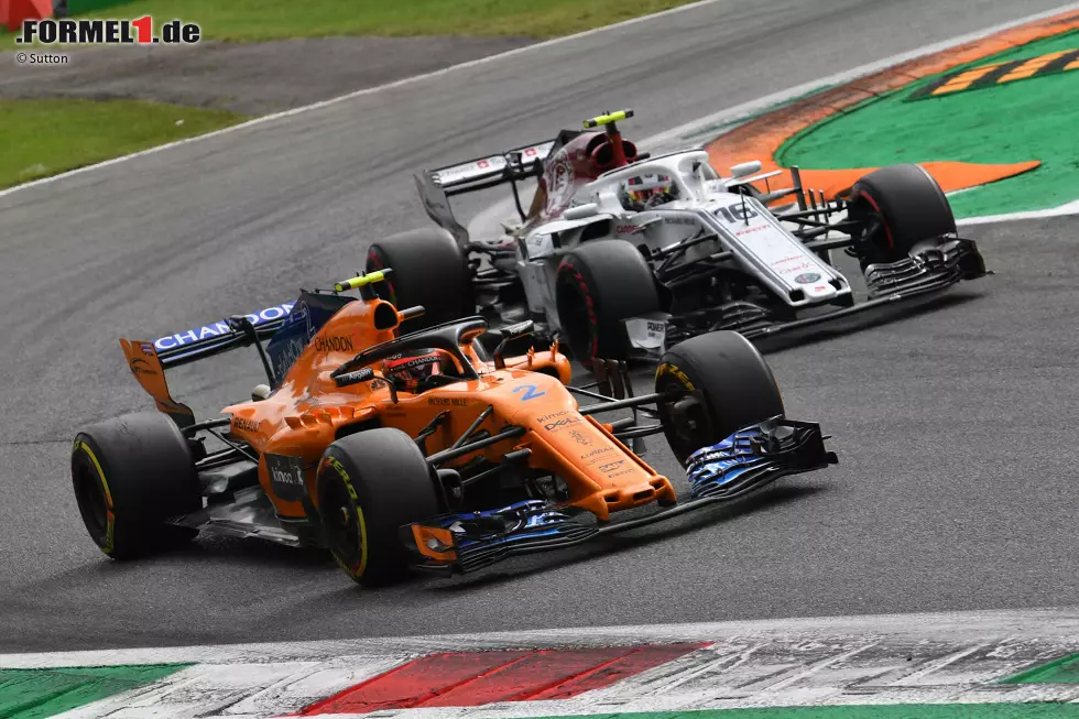 Foto zur News: Stoffel Vandoorne (McLaren) und Charles Leclerc (Sauber)