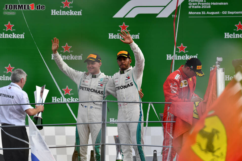 Foto zur News: Lewis Hamilton (Mercedes), Valtteri Bottas (Mercedes) und Kimi Räikkönen (Ferrari)