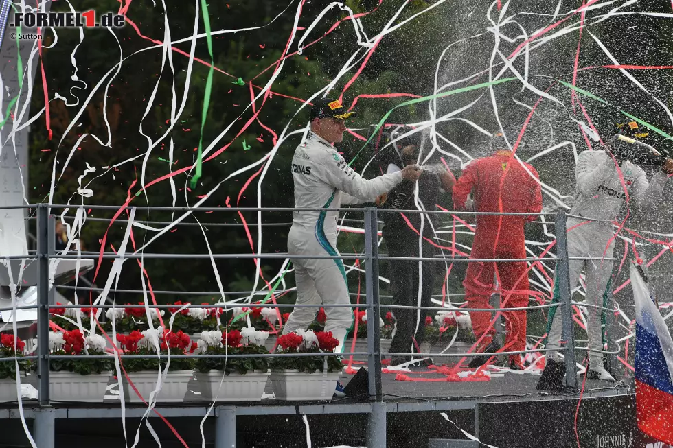 Foto zur News: Valtteri Bottas (Mercedes) und Lewis Hamilton (Mercedes)