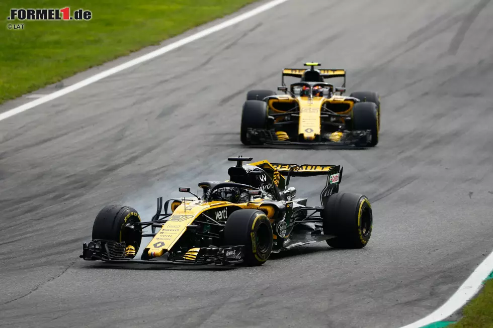 Foto zur News: Nico Hülkenberg (Renault) und Carlos Sainz (Renault)