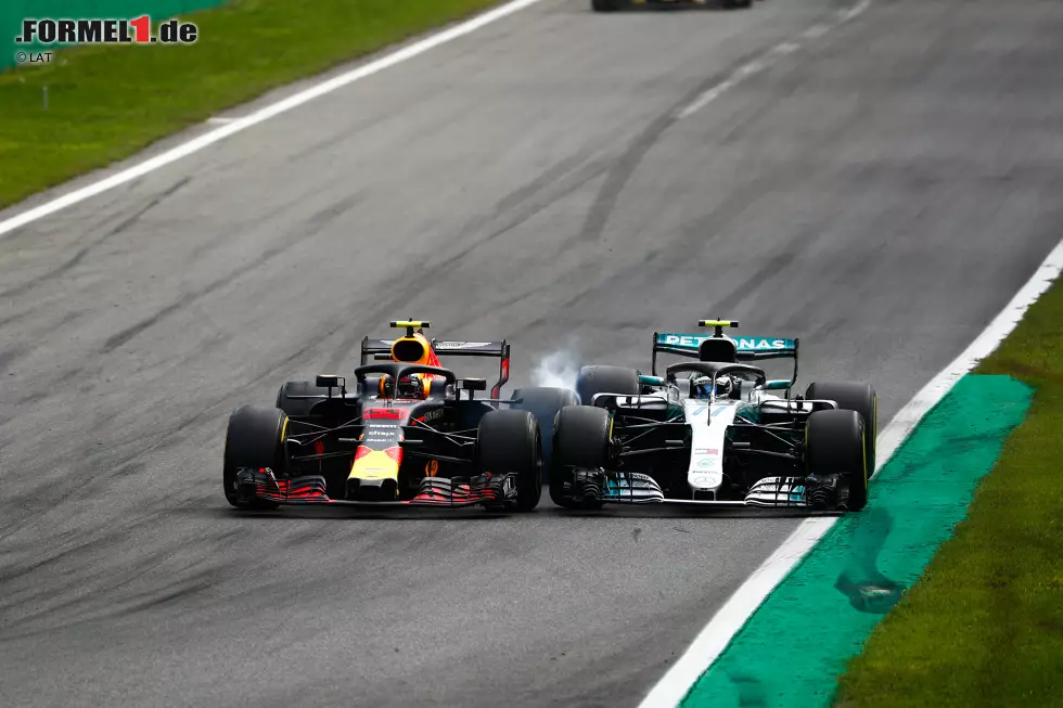 Foto zur News: Max Verstappen (Red Bull) und Valtteri Bottas (Mercedes)