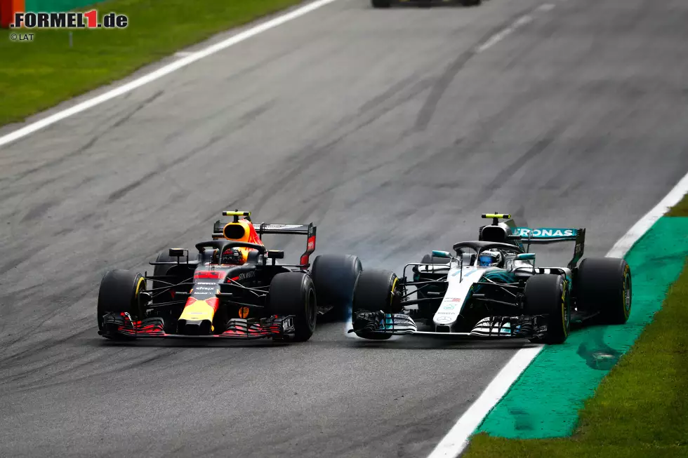 Foto zur News: Max Verstappen (Red Bull) und Valtteri Bottas (Mercedes)