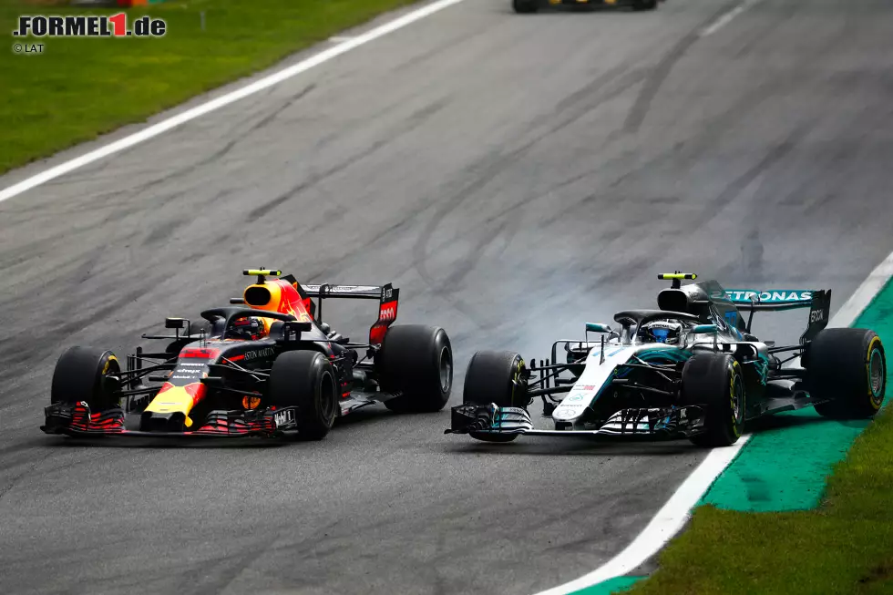 Foto zur News: Max Verstappen (Red Bull) und Valtteri Bottas (Mercedes)