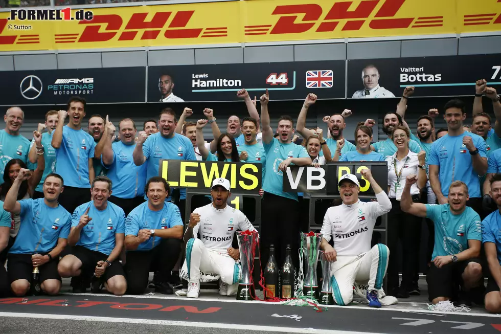 Foto zur News: Lewis Hamilton (Mercedes) und Valtteri Bottas (Mercedes)