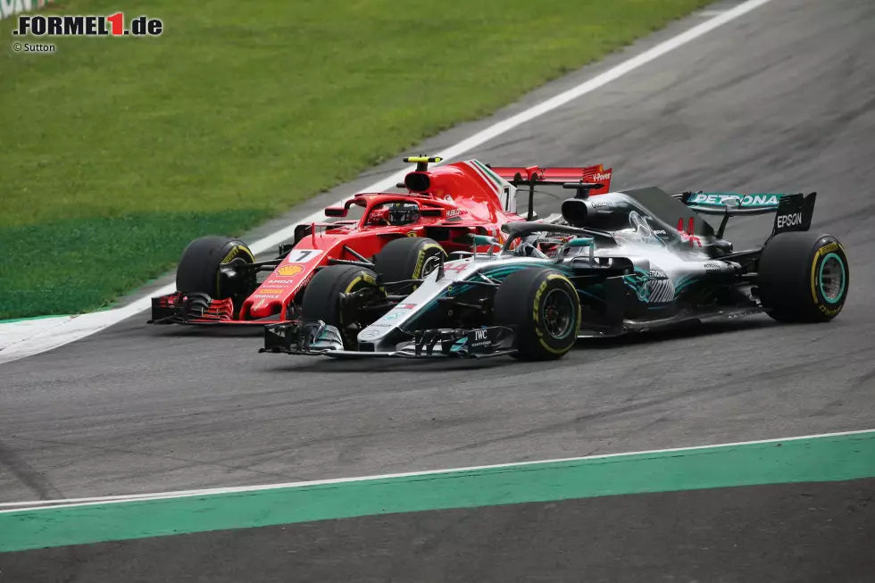 Foto zur News: Lewis Hamilton (Mercedes) und Kimi Räikkönen (Ferrari)