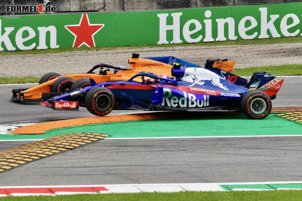 Foto zur News: Fernando Alonso (McLaren) und Pierre Gasly (Toro Rosso)