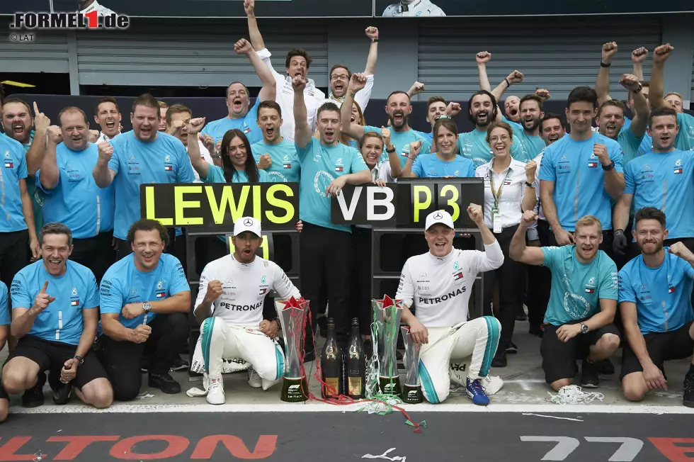 Foto zur News: Lewis Hamilton (Mercedes), Valtteri Bottas (Mercedes) und Toto Wolff