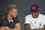 Foto zur News: Kevin Magnussen (Haas) und Lewis Hamilton (Mercedes)