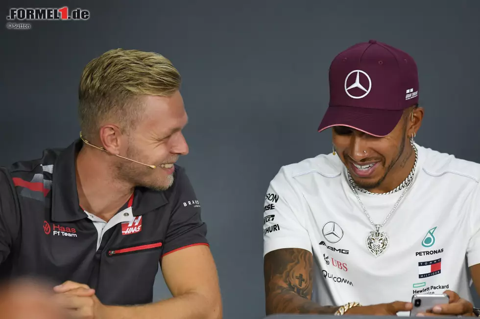 Foto zur News: Kevin Magnussen (Haas) und Lewis Hamilton (Mercedes)