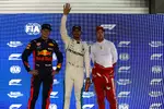 Foto zur News: Max Verstappen (Red Bull), Lewis Hamilton (Mercedes) und Sebastian Vettel (Ferrari)