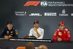 Foto zur News: Max Verstappen (Red Bull), Lewis Hamilton (Mercedes) und Sebastian Vettel (Ferrari)