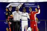 Foto zur News: Max Verstappen (Red Bull), Lewis Hamilton (Mercedes) und Sebastian Vettel (Ferrari)