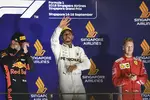 Foto zur News: Max Verstappen (Red Bull), Lewis Hamilton (Mercedes) und Sebastian Vettel (Ferrari)