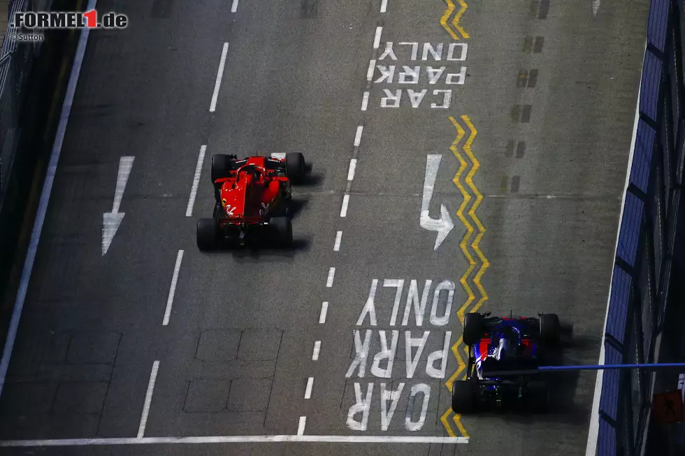 Foto zur News: Sebastian Vettel (Ferrari) und Brendon Hartley (Toro Rosso)