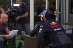 Foto zur News: Daniel Ricciardo (Red Bull) und Esteban Ocon (Racing Point)