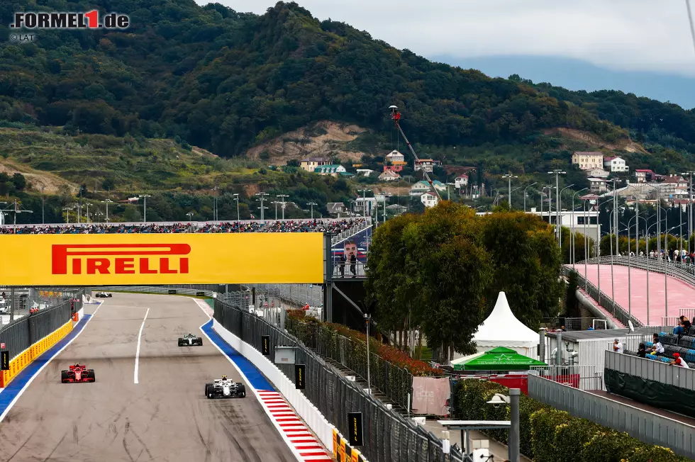 Foto zur News: Charles Leclerc (Sauber), Kimi Räikkönen (Ferrari) und Valtteri Bottas (Mercedes)