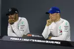 Foto zur News: Lewis Hamilton (Mercedes) und Valtteri Bottas (Mercedes)