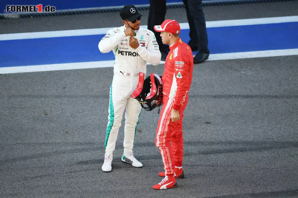 Foto zur News: Lewis Hamilton (Mercedes) und Sebastian Vettel (Ferrari)