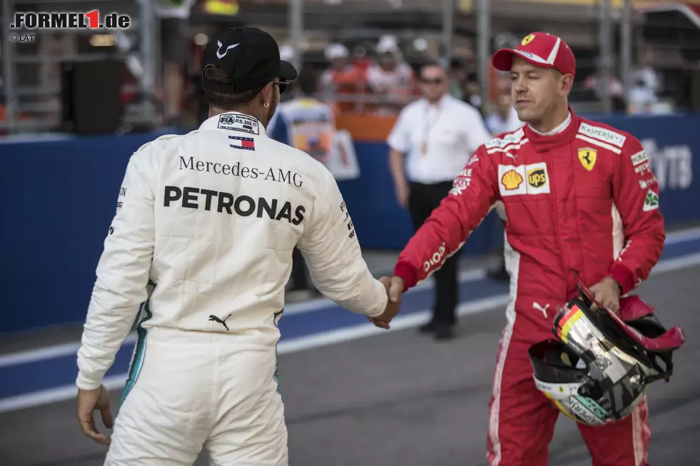 Foto zur News: Lewis Hamilton (Mercedes) und Sebastian Vettel (Ferrari)