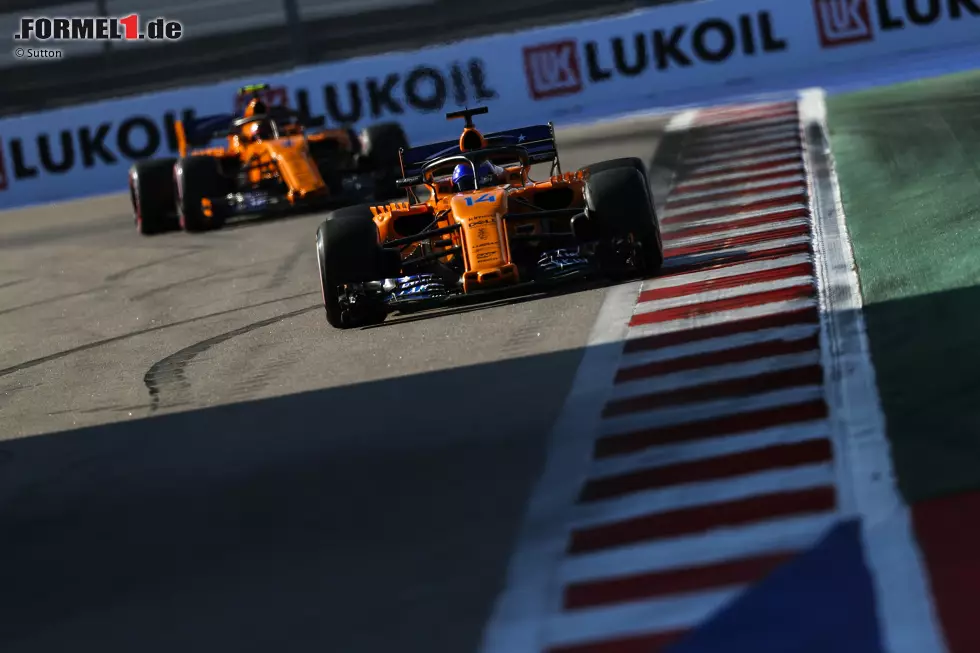 Foto zur News: Fernando Alonso (McLaren) und Stoffel Vandoorne (McLaren)