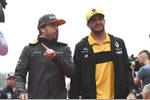 Foto zur News: Fernando Alonso (McLaren) und Carlos Sainz (Renault)