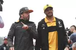 Foto zur News: Fernando Alonso (McLaren) und Carlos Sainz (Renault)