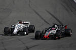 Foto zur News: Marcus Ericsson (Sauber) und Romain Grosjean (Haas)
