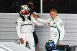 Foto zur News: Valtteri Bottas (Mercedes) und Lewis Hamilton (Mercedes)