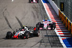 Foto zur News: Kevin Magnussen (Haas) und Esteban Ocon (Racing Point)
